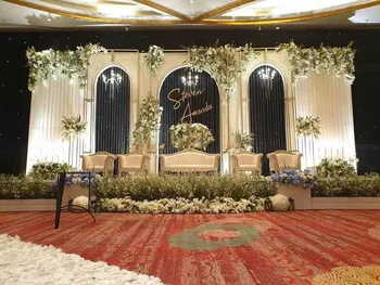 Изготовленная на заказ большая декоративная рамка для арки на фоне золотой свадьбы