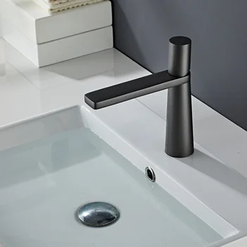 Матовый черный кран с одной ручкой для горячей и холодной воды в ванной комнате над стойкой под одним открытым